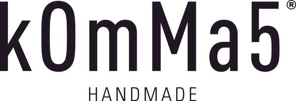 kOmMa5 Plakette 13 "VERBUNDEN"