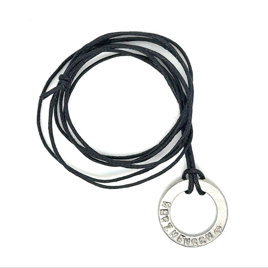 kOmMa5  Halskette mit Baumwollband und Edelstahlring 2 cm "HERZMENSCH"